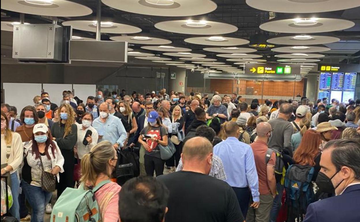 Colas de pasajeros en el aeropuerto de Madrid facilitada por Iberia.