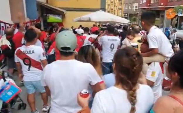 Seguidores peruanos apoyan a su selección en Santander