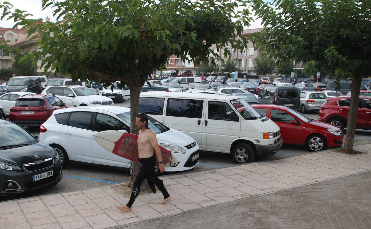 El aparcamiento grande junto al Centro de Surf es uno de los puntos más conflictivos 