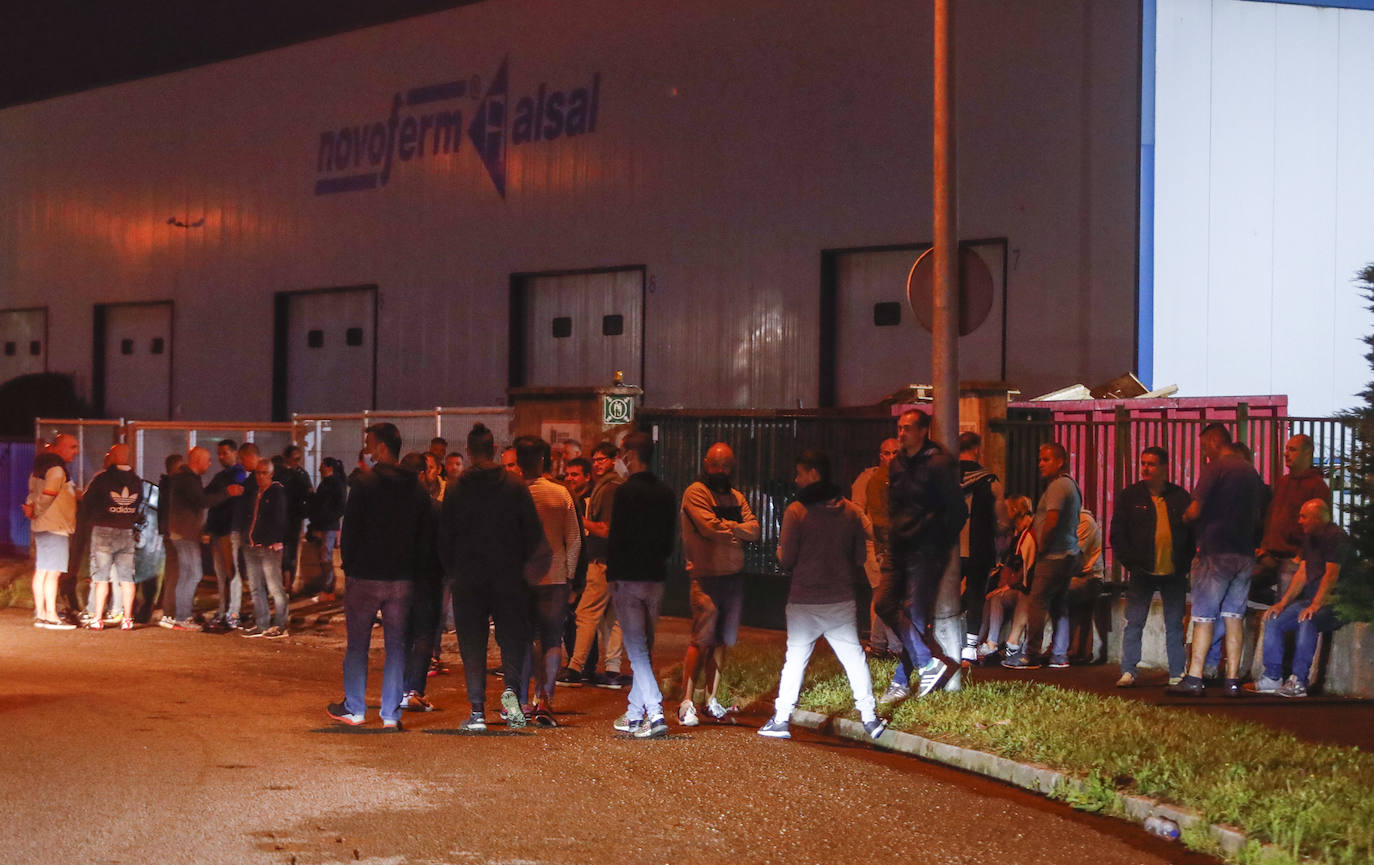 Los huelguistas se han concentrado a primera hora de este lunes en Industrias Jacinto Herrero, en el Polígono de Guarnizo.