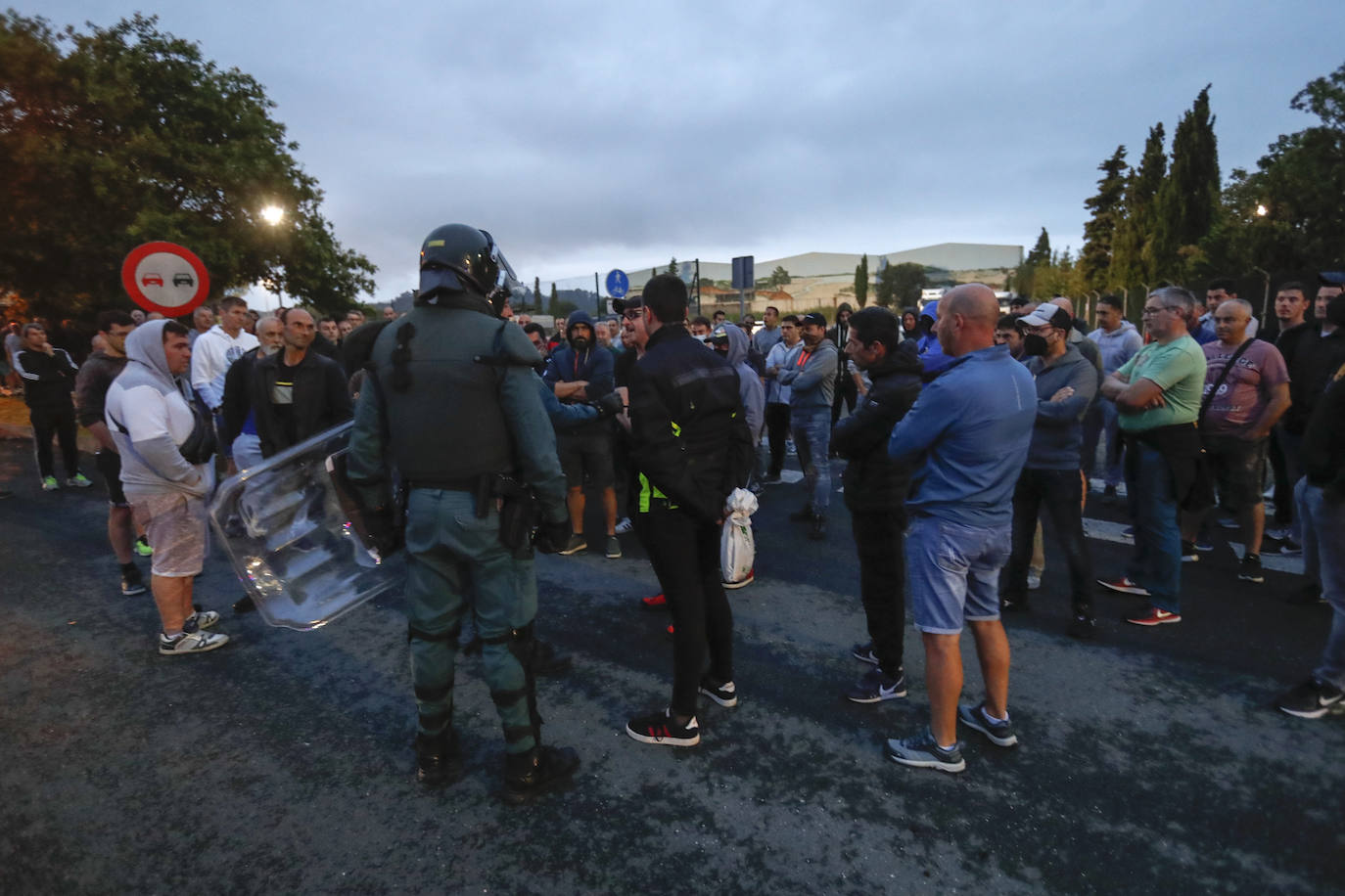 Los trabajadores dialogan con efectivos de la Guardia Civil en uno de los accesos a Astander.