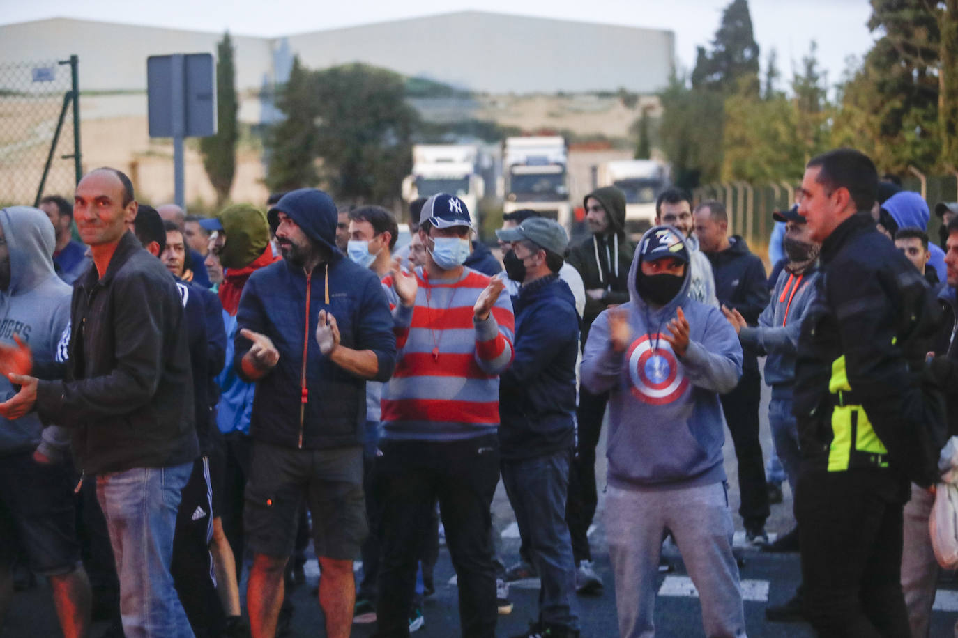 Los trabajadores aplauden durante los piquetes informativos en la duodécima jornada de huelga.