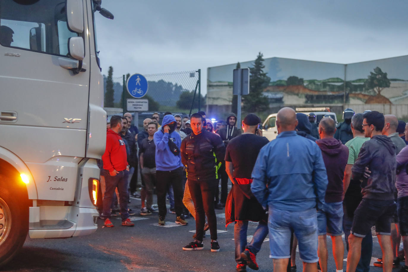 Los trabajadores del metal se han concentrado en dos accesos a Astander.