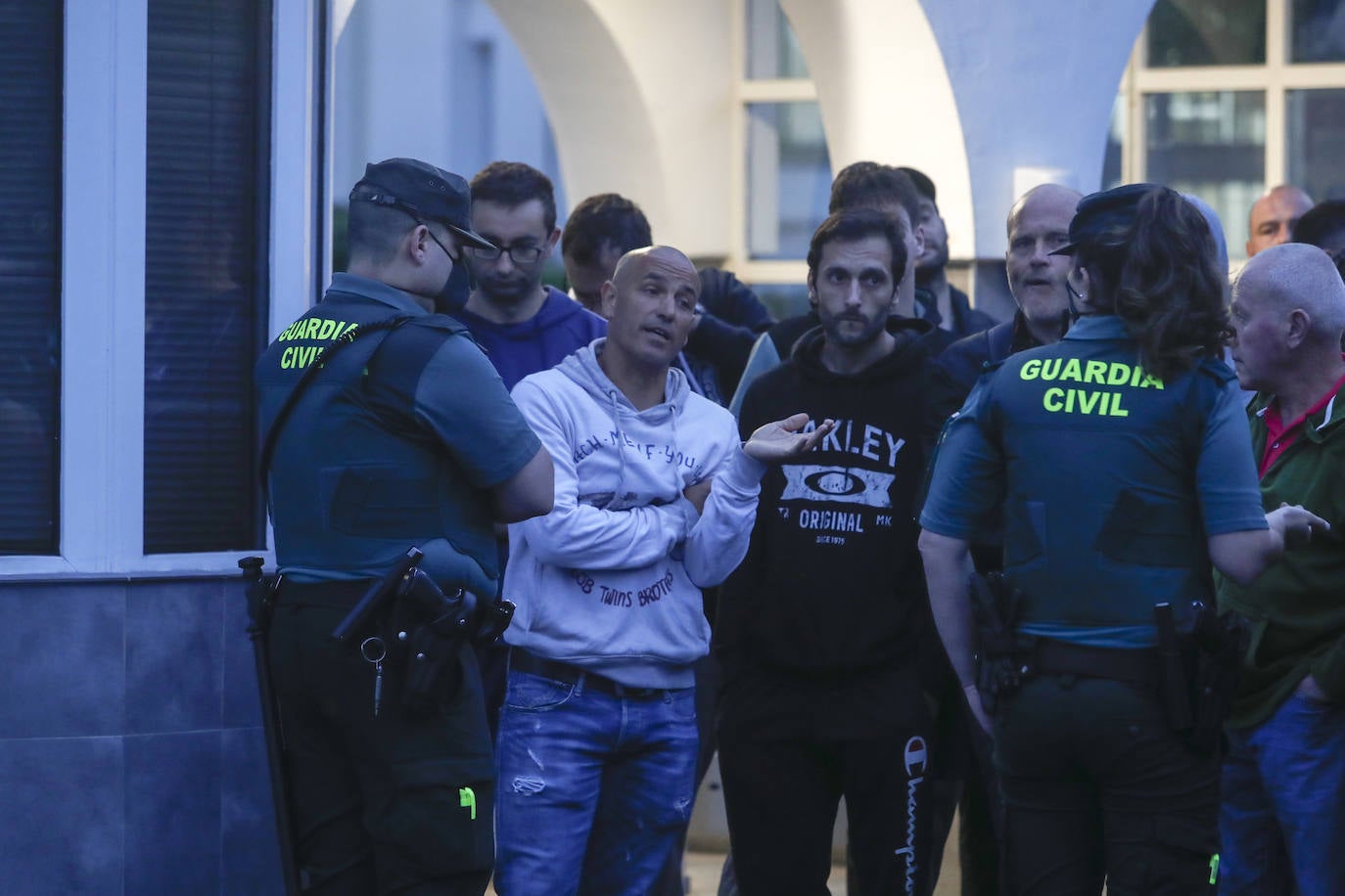 Los trabajadores hablan con los efectivos de la Guardia Civil a las puertas de Astander.