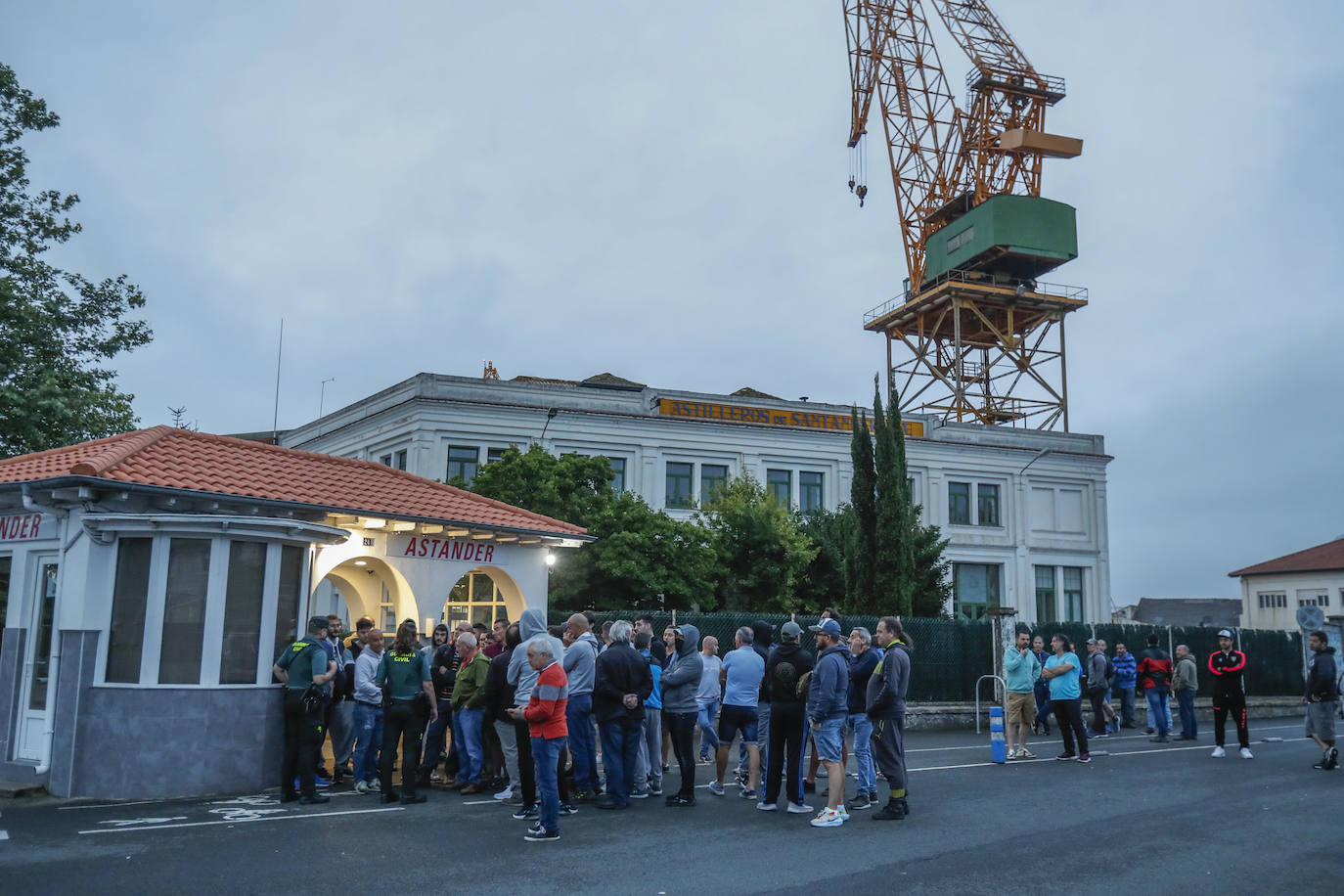 Efectivos de la Guardia Civil y piquetes informativos en Astander, este lunes.