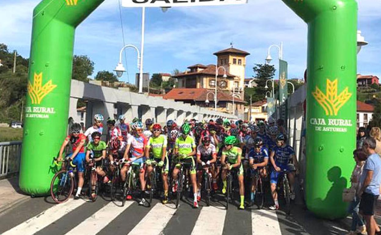 La salida de la prueba tiene lugar desde el puente que une Unquera y Bustio. 