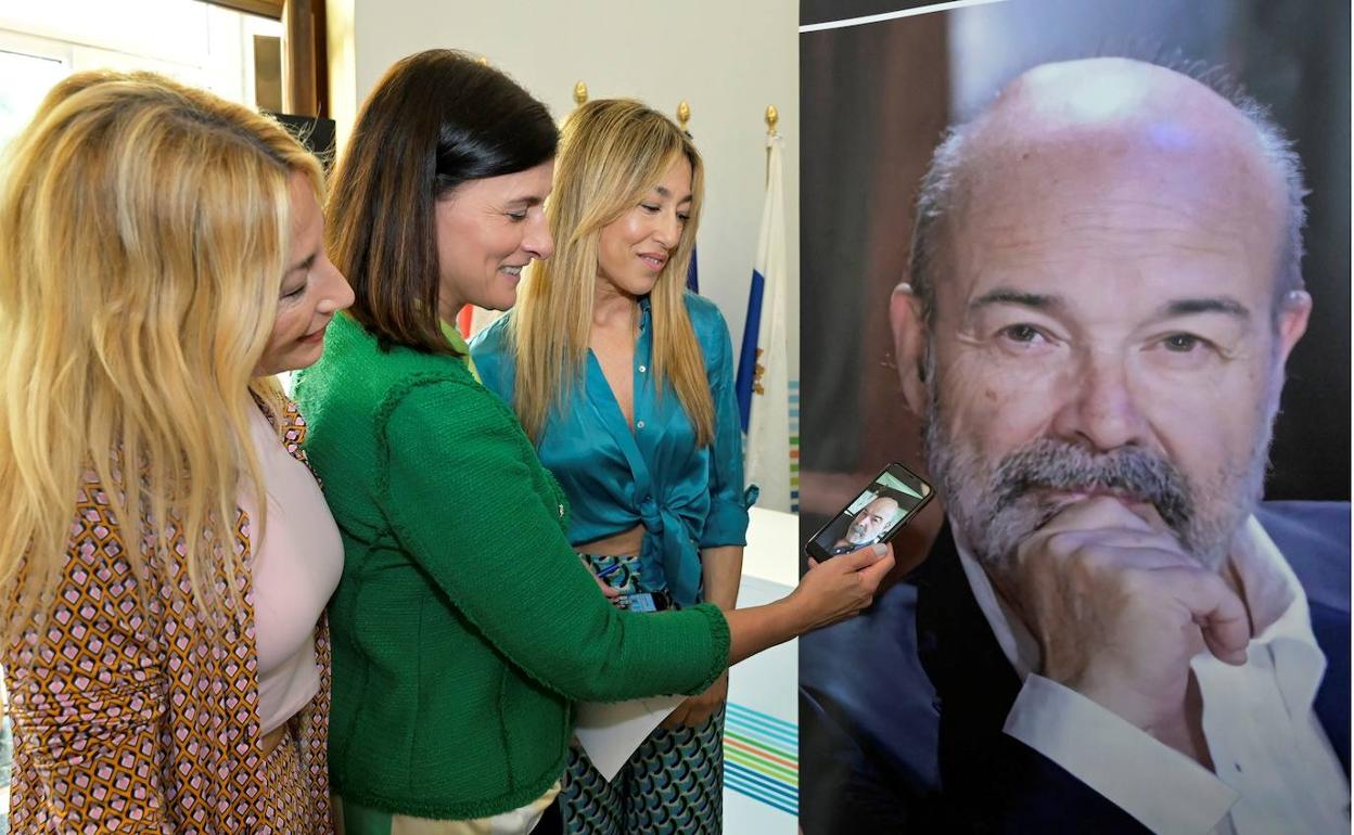 Ana y Cami Mancina flanquean a la alcaldesa de Santander ante una foto de Resines.