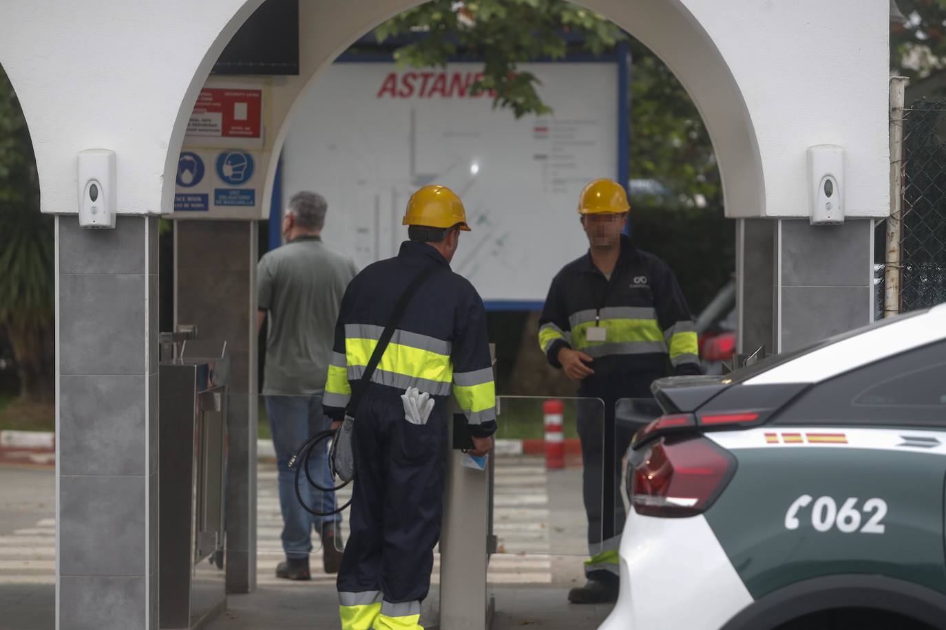 Fuerzas policiales controlan los accesos a las fábricas y los piquetes se concentran en las entradas, en un día sin incidentes y con mucha vigilancia.