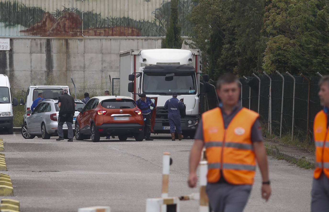 Fuerzas policiales controlan los accesos a las fábricas y los piquetes se concentran en las entradas, en un día sin incidentes y con mucha vigilancia.