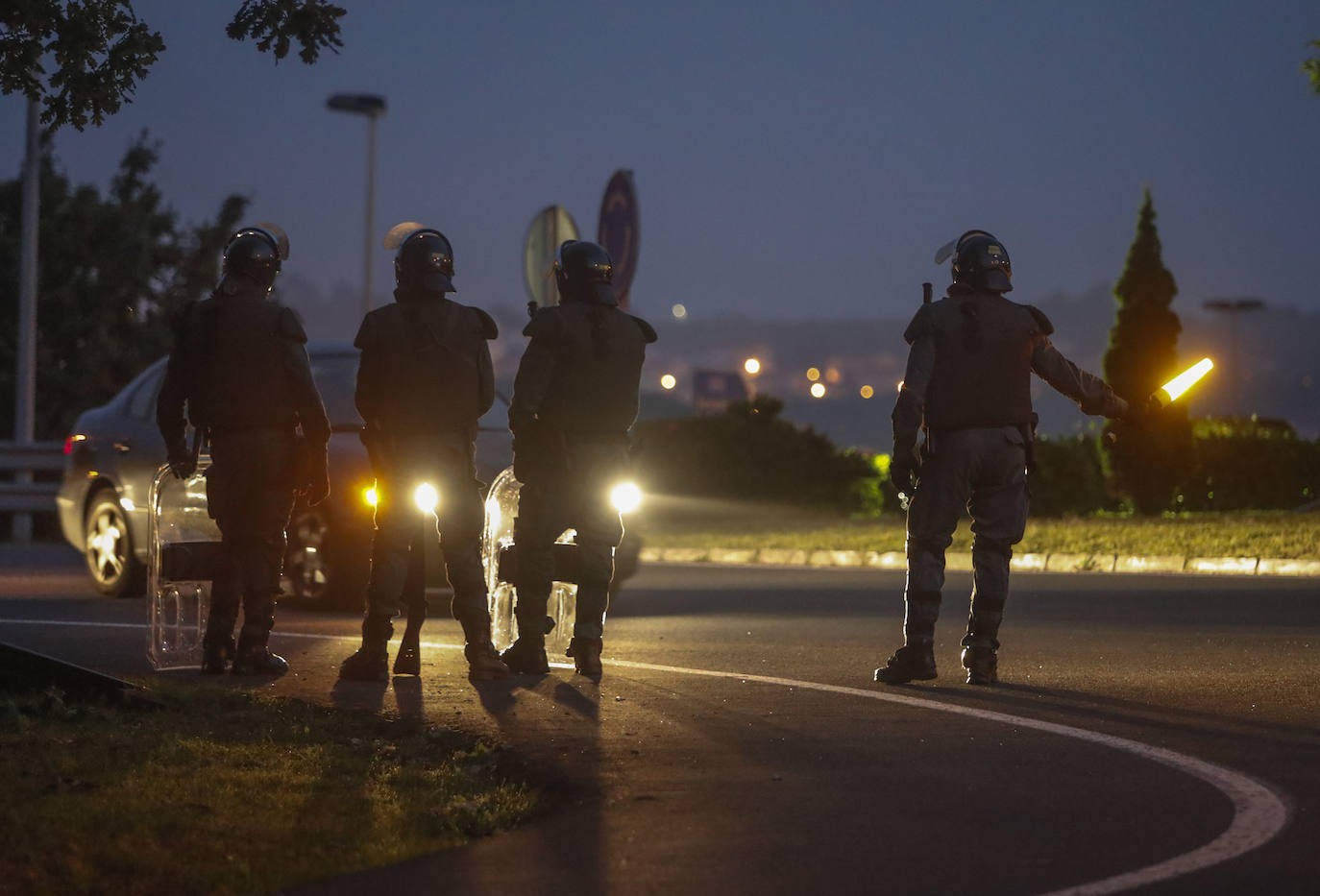 Fuerzas policiales controlan los accesos a las fábricas y los piquetes se concentran en las entradas, en un día sin incidentes y con mucha vigilancia.