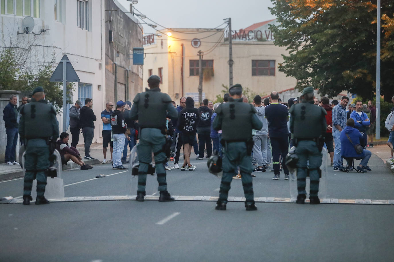 Fuerzas policiales controlan los accesos a las fábricas y los piquetes se concentran en las entradas, en un día sin incidentes y con mucha vigilancia.