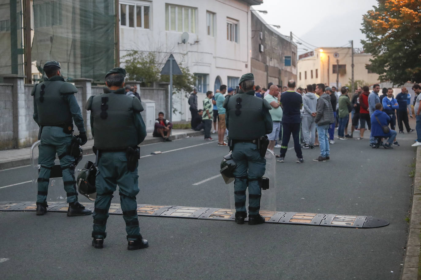 Fuerzas policiales controlan los accesos a las fábricas y los piquetes se concentran en las entradas, en un día sin incidentes y con mucha vigilancia.