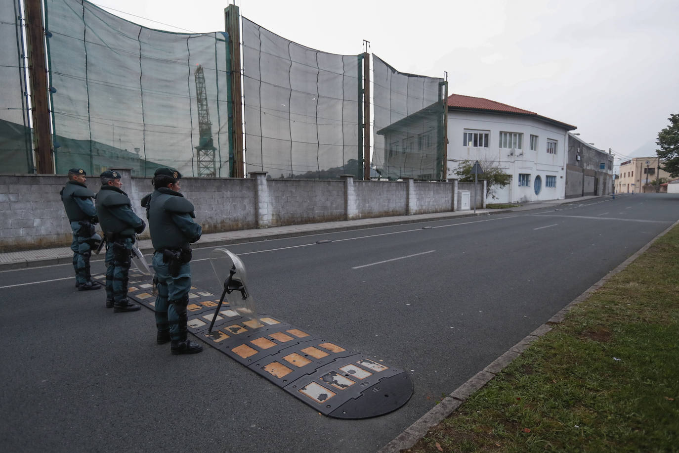 Fuerzas policiales controlan los accesos a las fábricas y los piquetes se concentran en las entradas, en un día sin incidentes y con mucha vigilancia.