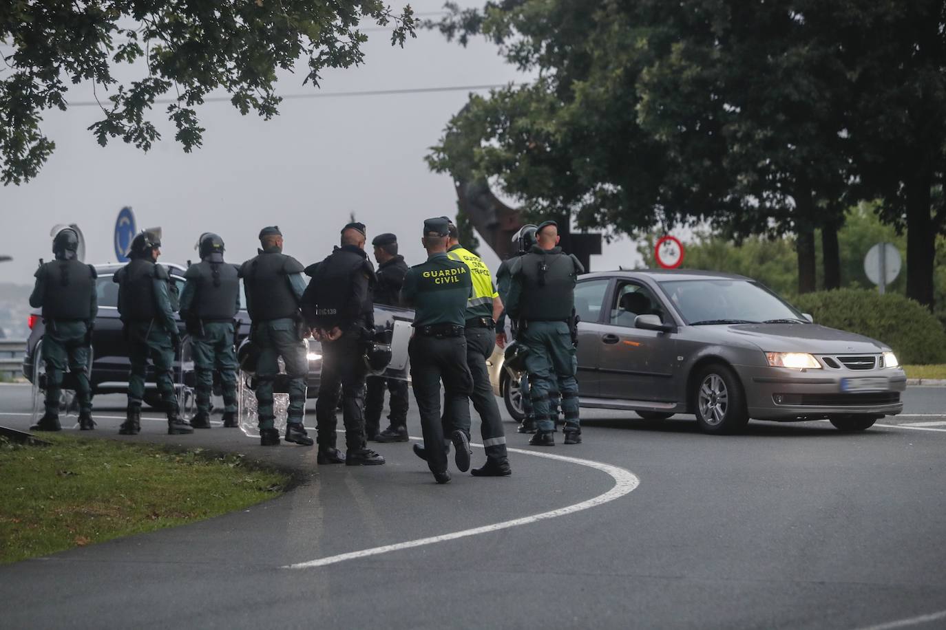 Fuerzas policiales controlan los accesos a las fábricas y los piquetes se concentran en las entradas, en un día sin incidentes y con mucha vigilancia.