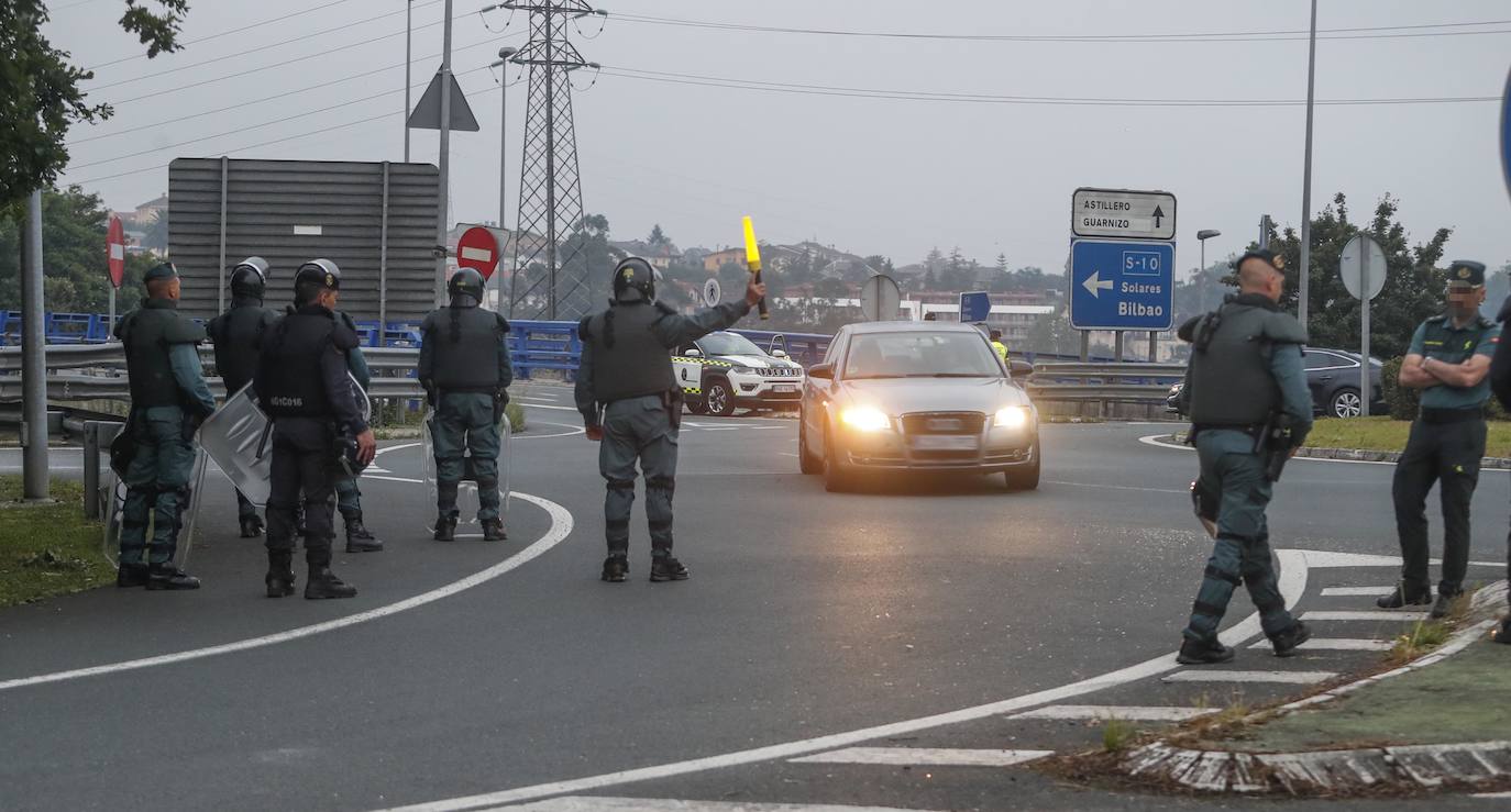 Fuerzas policiales controlan los accesos a las fábricas y los piquetes se concentran en las entradas, en un día sin incidentes y con mucha vigilancia.