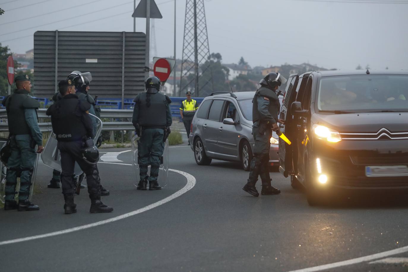 Fuerzas policiales controlan los accesos a las fábricas y los piquetes se concentran en las entradas, en un día sin incidentes y con mucha vigilancia.