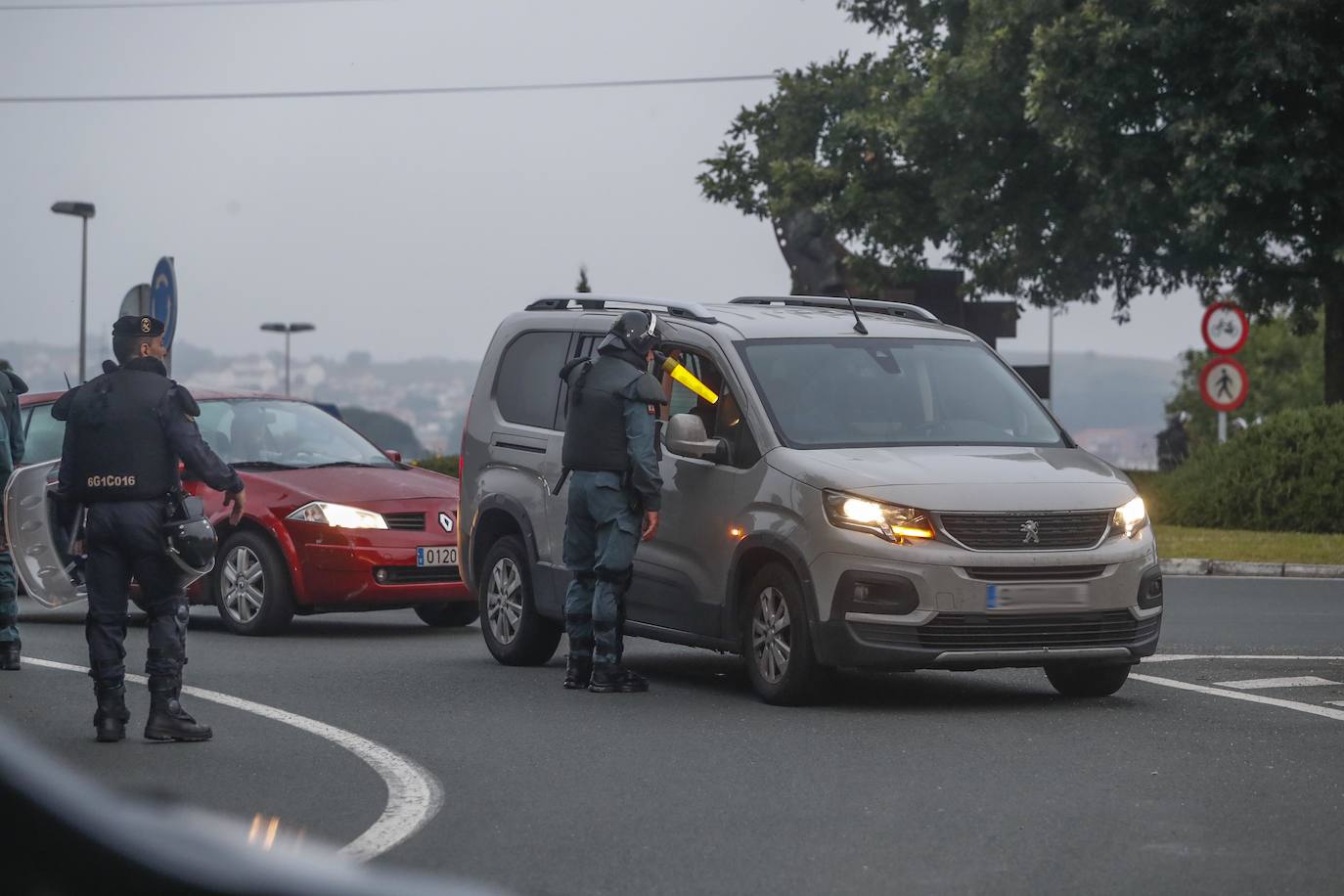 Fuerzas policiales controlan los accesos a las fábricas y los piquetes se concentran en las entradas, en un día sin incidentes y con mucha vigilancia.