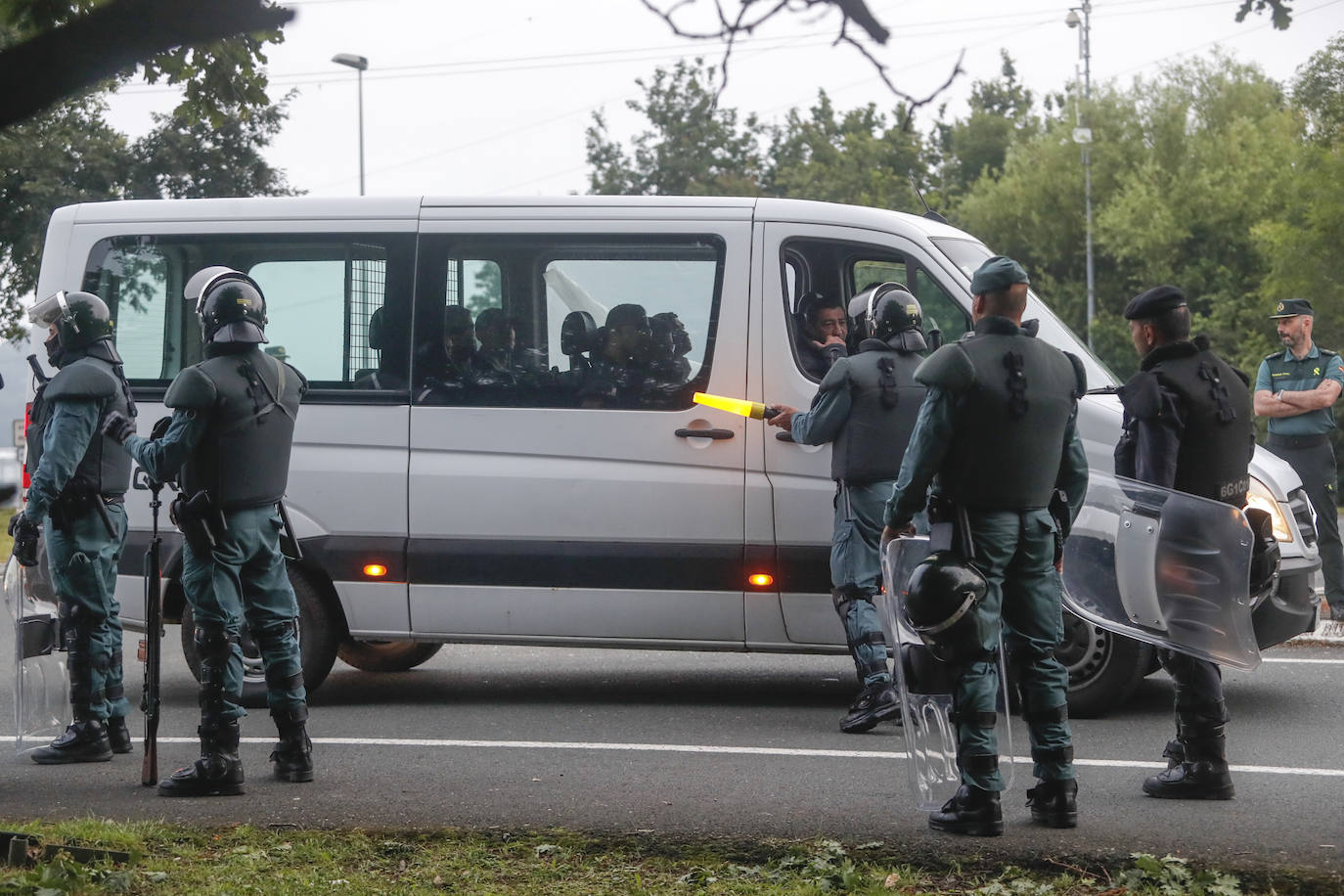 Fuerzas policiales controlan los accesos a las fábricas y los piquetes se concentran en las entradas, en un día sin incidentes y con mucha vigilancia.