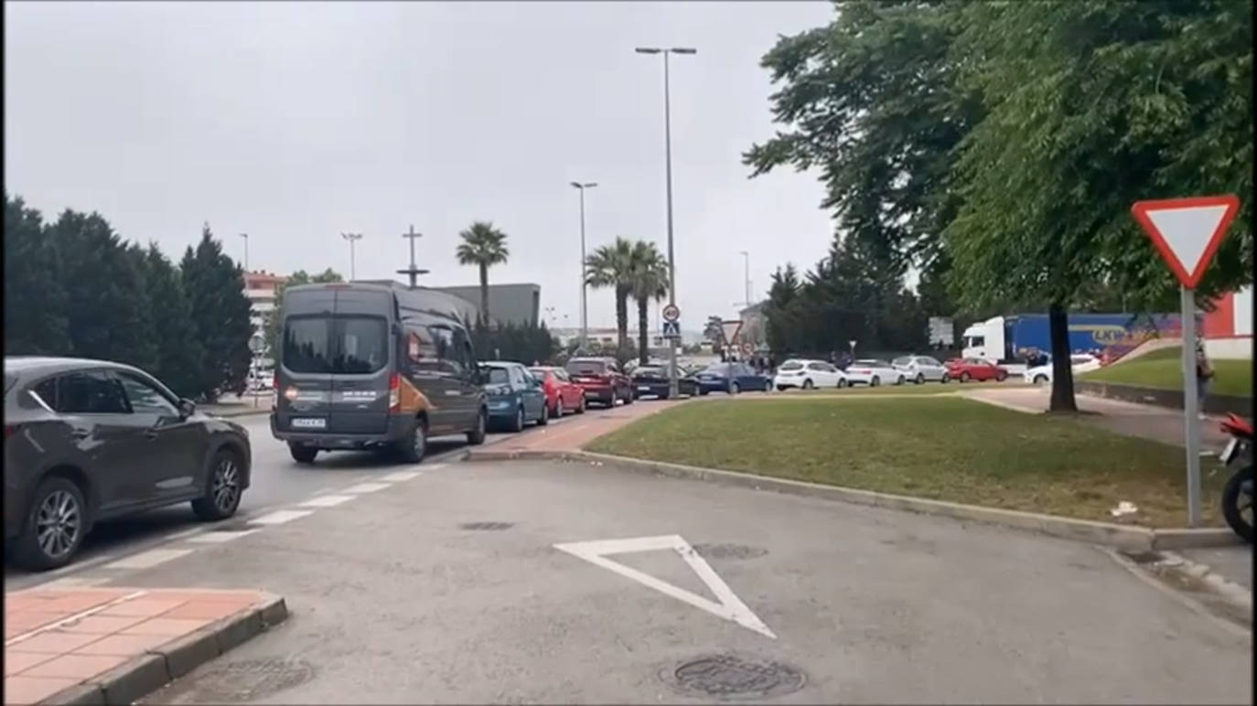 Fuerzas policiales controlan los accesos a las fábricas y los piquetes se concentran en las entradas, en un día sin incidentes y con mucha vigilancia.