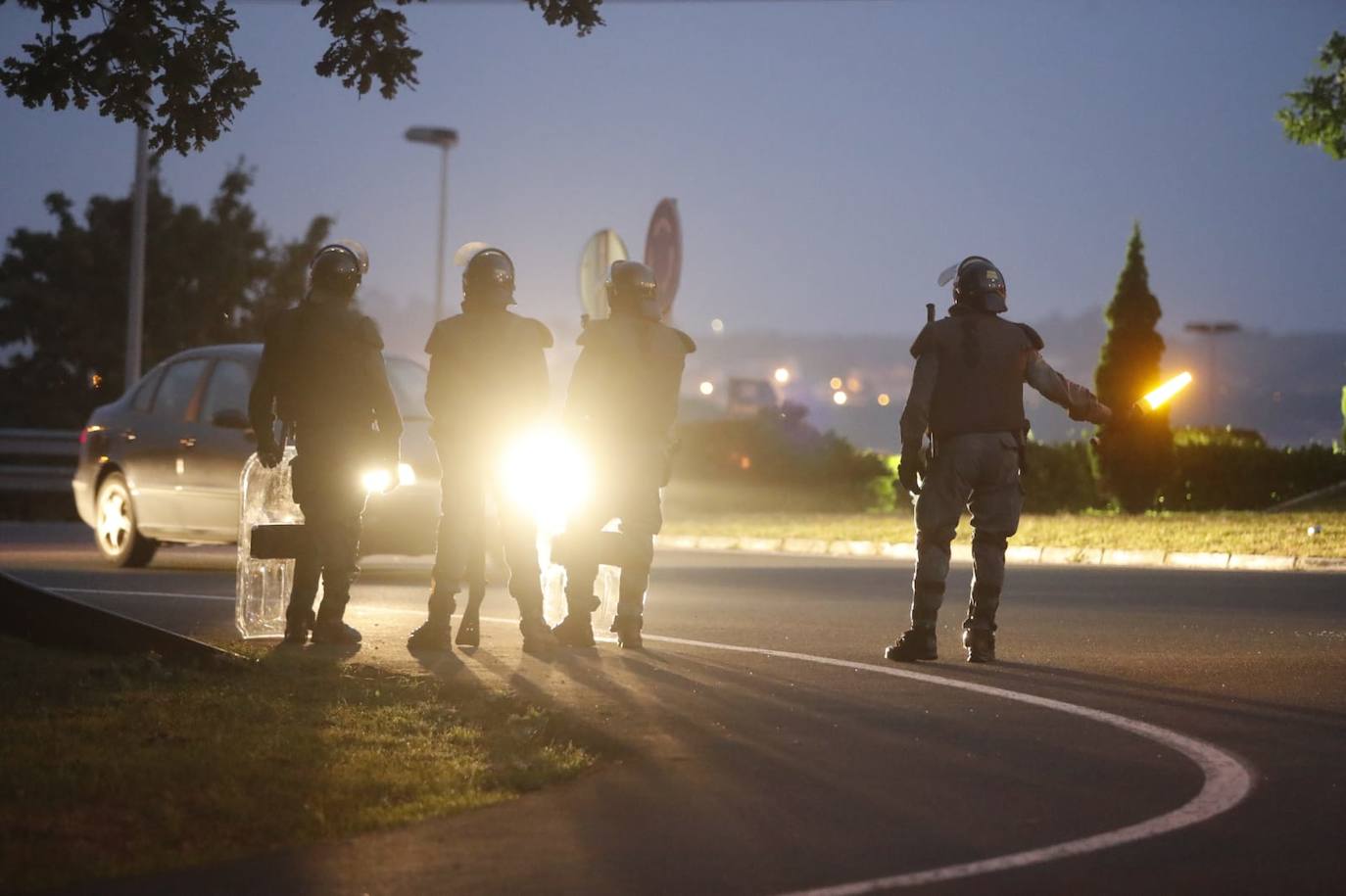 Fuerzas policiales controlan los accesos a las fábricas y los piquetes se concentran en las entradas, en un día sin incidentes y con mucha vigilancia.