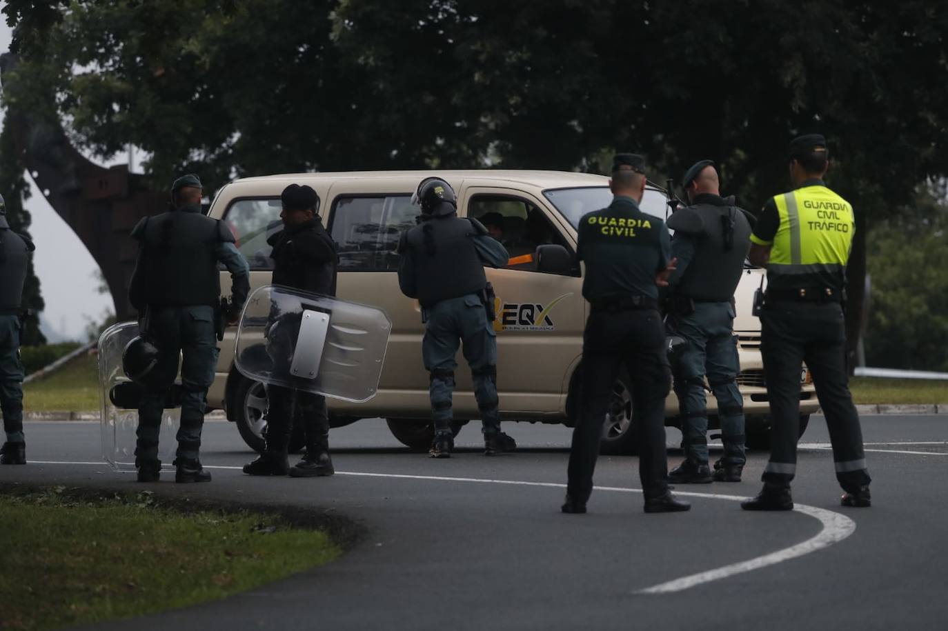 Fuerzas policiales controlan los accesos a las fábricas y los piquetes se concentran en las entradas, en un día sin incidentes y con mucha vigilancia.