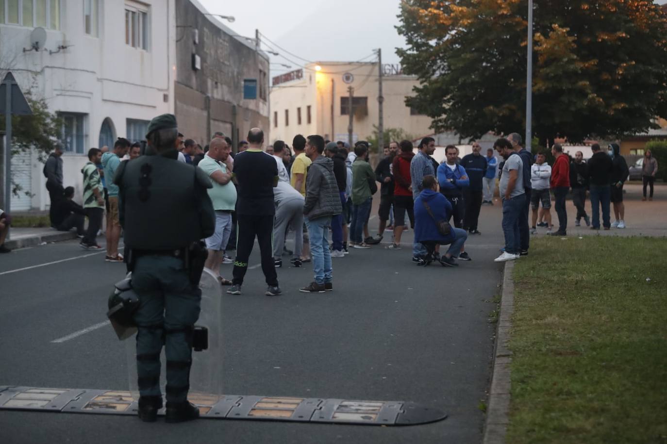 Fuerzas policiales controlan los accesos a las fábricas y los piquetes se concentran en las entradas, en un día sin incidentes y con mucha vigilancia.