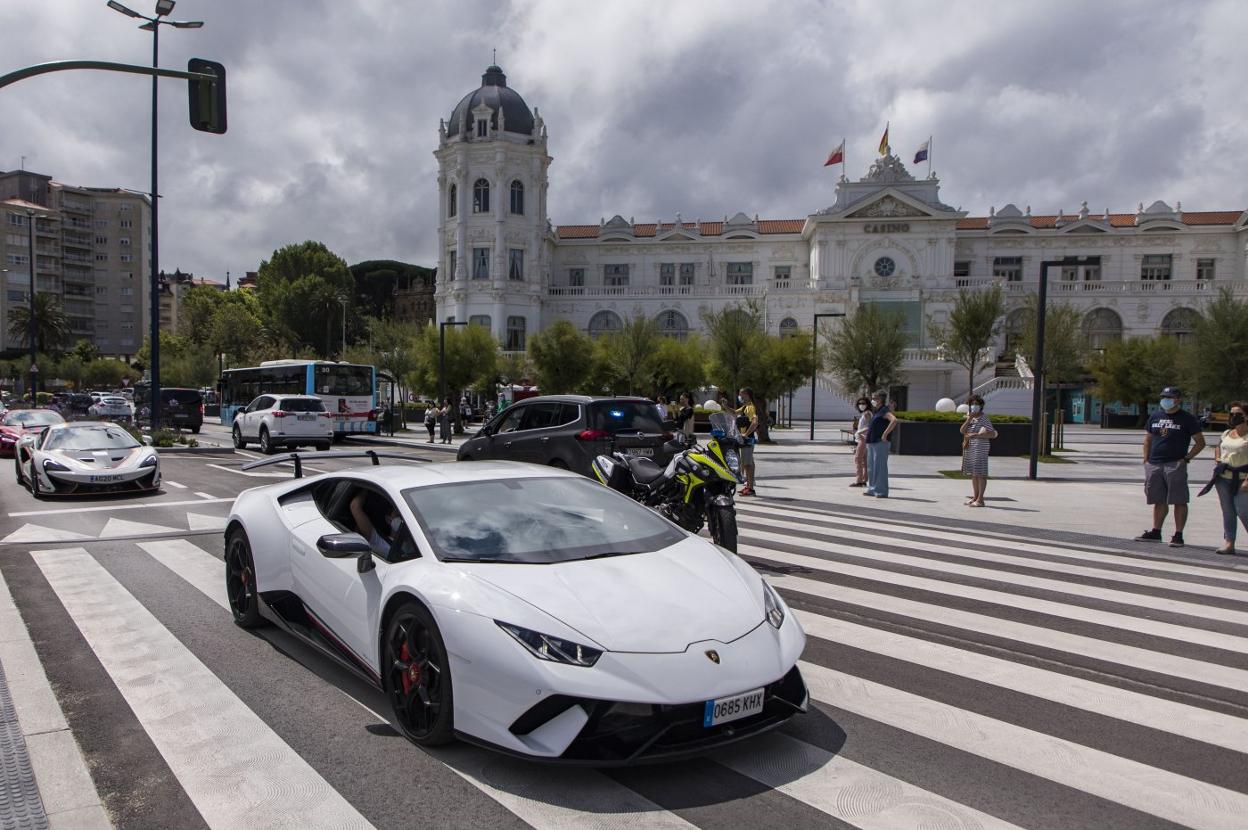 Los superdeportivos desfilaron delante del Casino en 2021. 