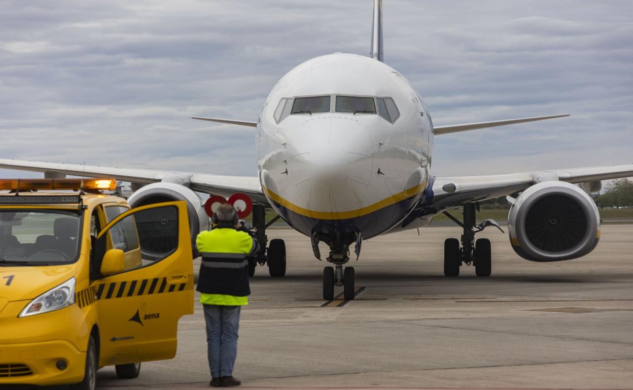 Un avión de Ryanair, en la pista del aeropuerto cántabro