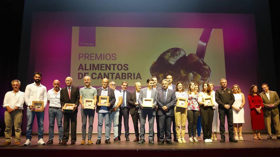 Premiados y autoridades posan tras la entrega de los galardones.