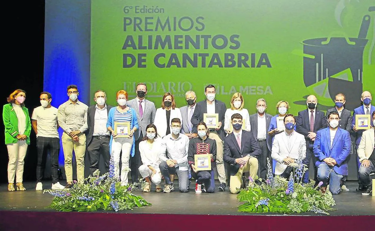 Foto de familia de la pasada edición con los premiados, organizadores y representantes de las instituciones patrocinadoras de 2021. 