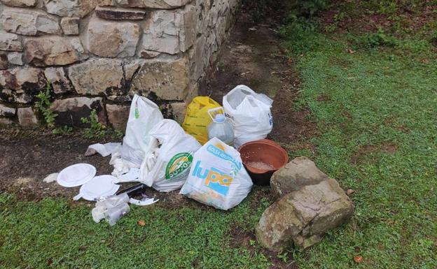 Basura encontrada en una de las rutas de Ucieda.