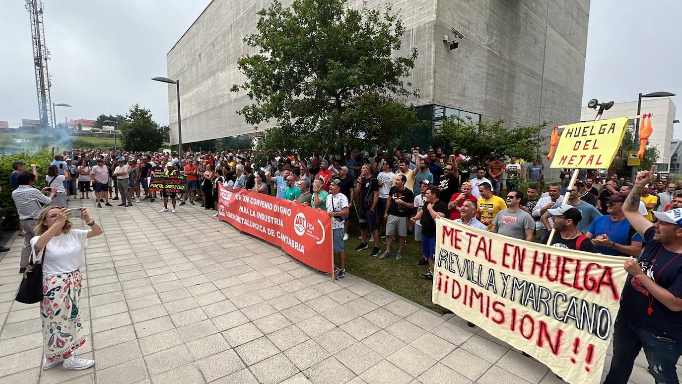 Los trabajadores en huelga han protestado este mediodía en las inmediaciones de la Consejería de Industria contra los servicios mínimos impuestos por el Gobierno. Se han encendido bengalas y lanzado huevos y hielos en algunos momentos de mayor tensión.