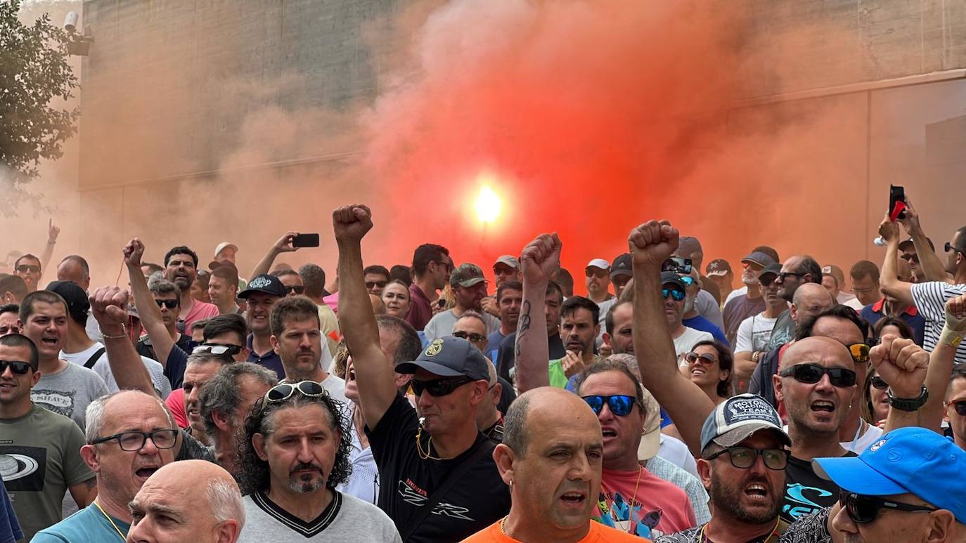 Los trabajadores en huelga han protestado este mediodía en las inmediaciones de la Consejería de Industria contra los servicios mínimos impuestos por el Gobierno. Se han encendido bengalas y lanzado huevos y hielos en algunos momentos de mayor tensión.