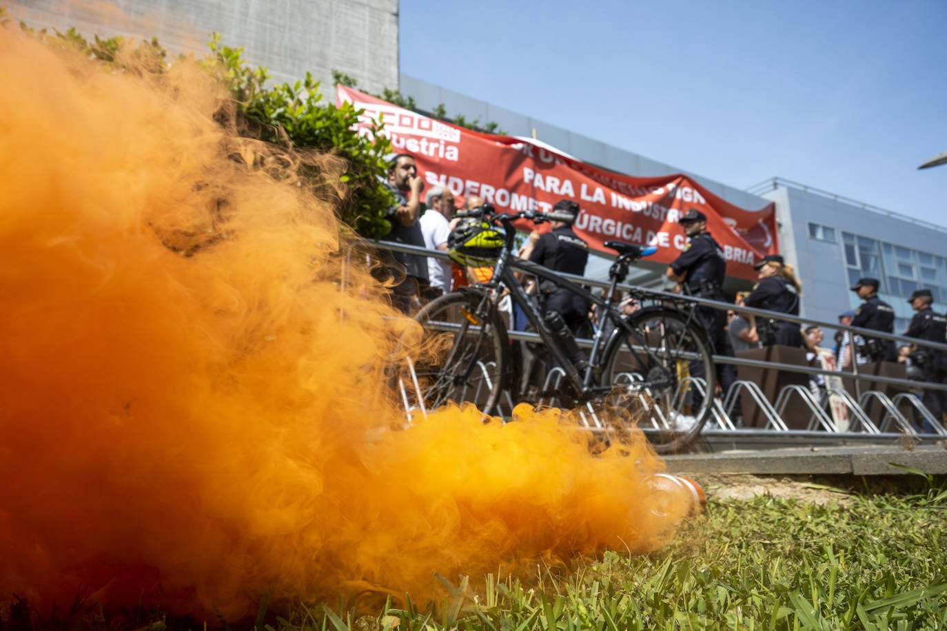 Los trabajadores en huelga han protestado este mediodía en las inmediaciones de la Consejería de Industria contra los servicios mínimos impuestos por el Gobierno. Se han encendido bengalas y lanzado huevos y hielos en algunos momentos de mayor tensión