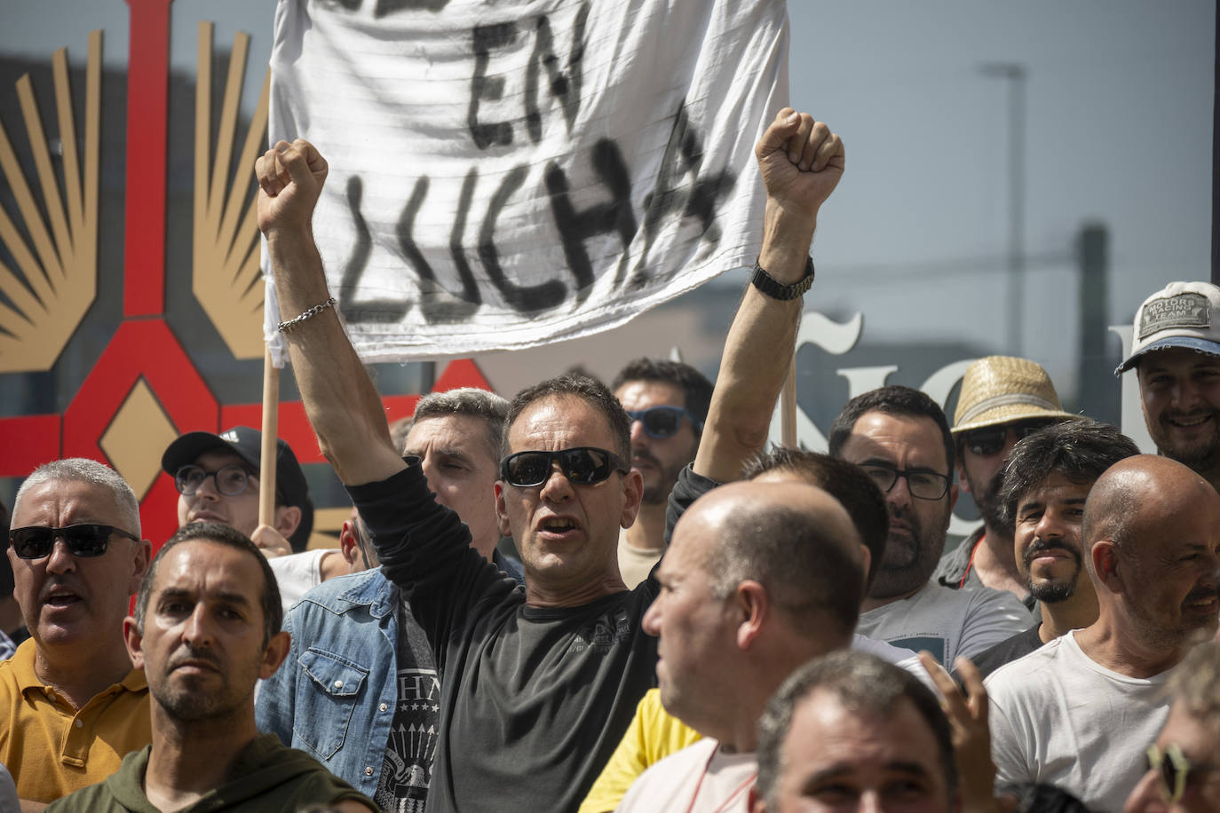 Los trabajadores en huelga han protestado este mediodía en las inmediaciones de la Consejería de Industria contra los servicios mínimos impuestos por el Gobierno. Se han encendido bengalas y lanzado huevos y hielos en algunos momentos de mayor tensión.