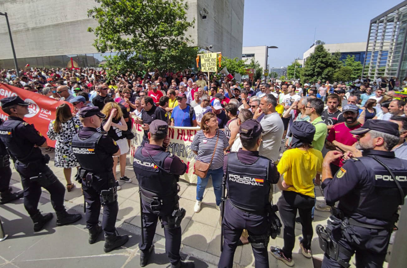 Los trabajadores en huelga han protestado este mediodía en las inmediaciones de la Consejería de Industria contra los servicios mínimos impuestos por el Gobierno. Se han encendido bengalas y lanzado huevos y hielos en algunos momentos de mayor tensión.