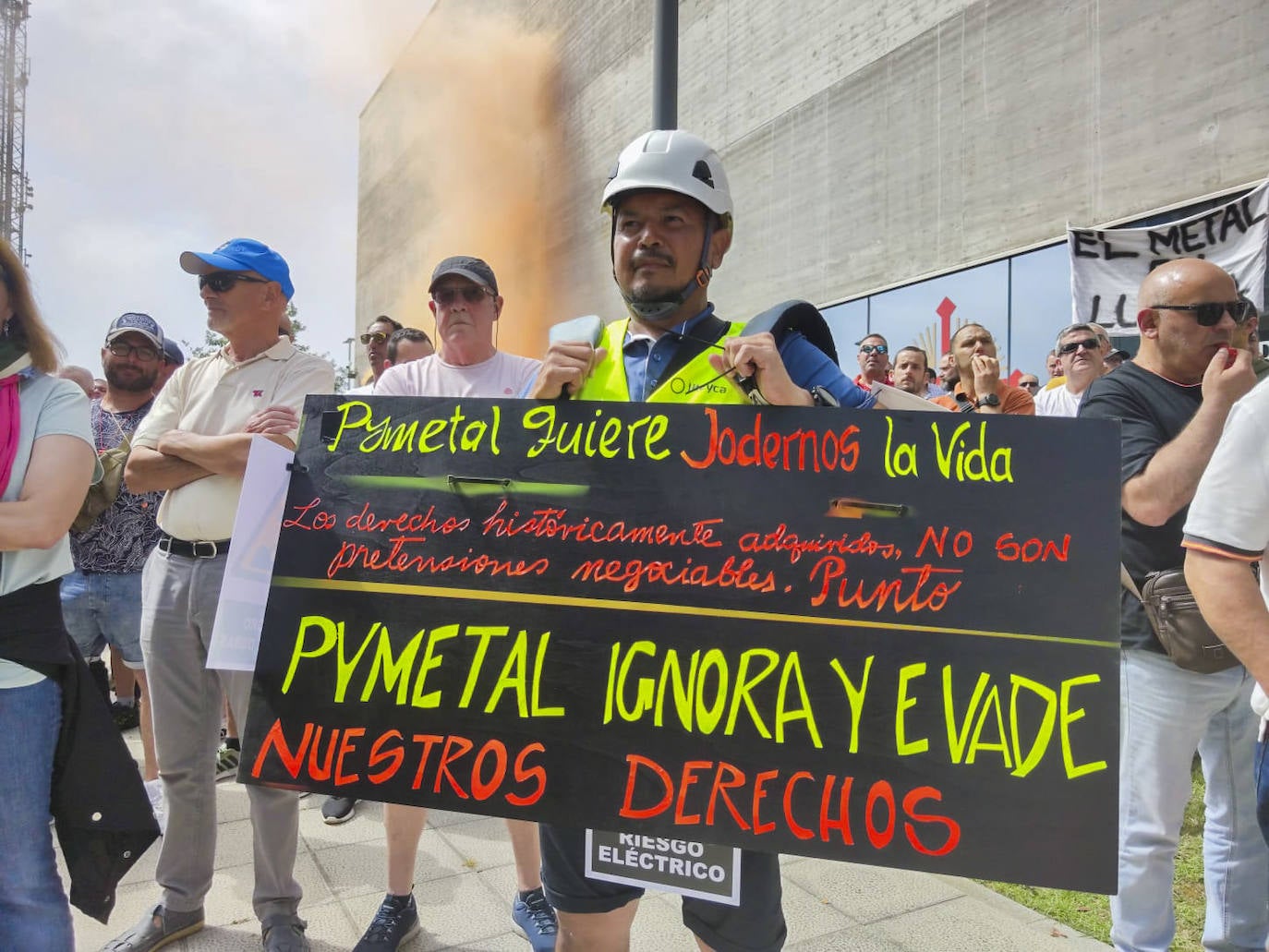 Los trabajadores en huelga han protestado este mediodía en las inmediaciones de la Consejería de Industria contra los servicios mínimos impuestos por el Gobierno. Se han encendido bengalas y lanzado huevos y hielos en algunos momentos de mayor tensión.