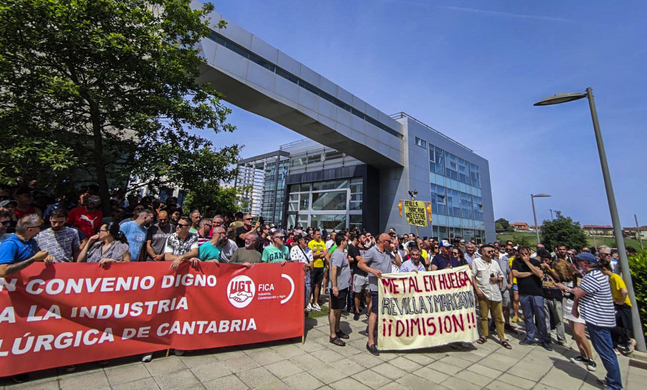 Los trabajadores en huelga han protestado este mediodía en las inmediaciones de la Consejería de Industria contra los servicios mínimos impuestos por el Gobierno. Se han encendido bengalas y lanzado huevos y hielos en algunos momentos de mayor tensión.