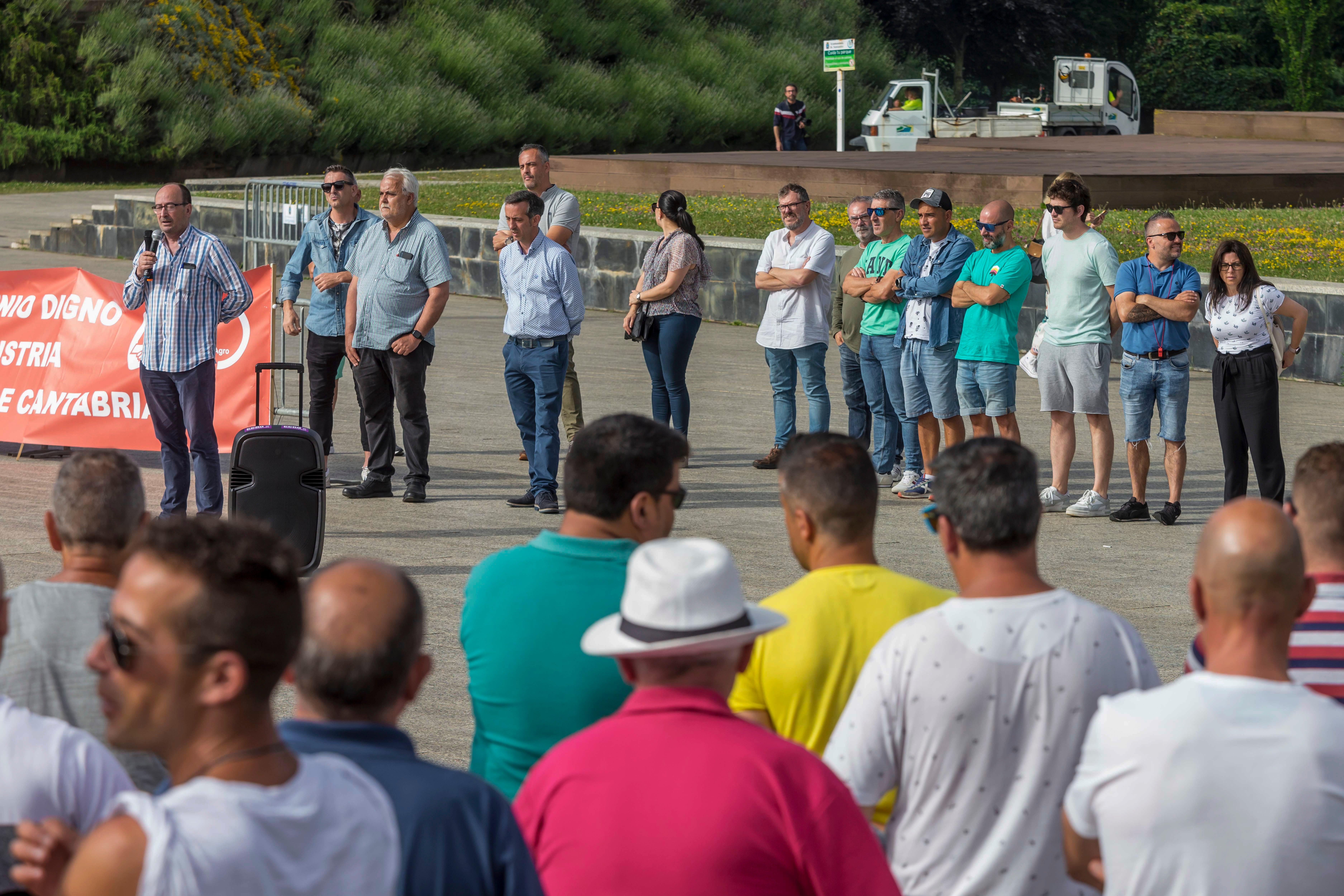 El parque de Las Llamas de Santander ha acogido este miércoles una multitudinaria asamblea de los trabajadores del metal en Cantabria en la decimocuarta jornada de huelga y horas antes de la manifestación de esta tarde (18.00 horas). 