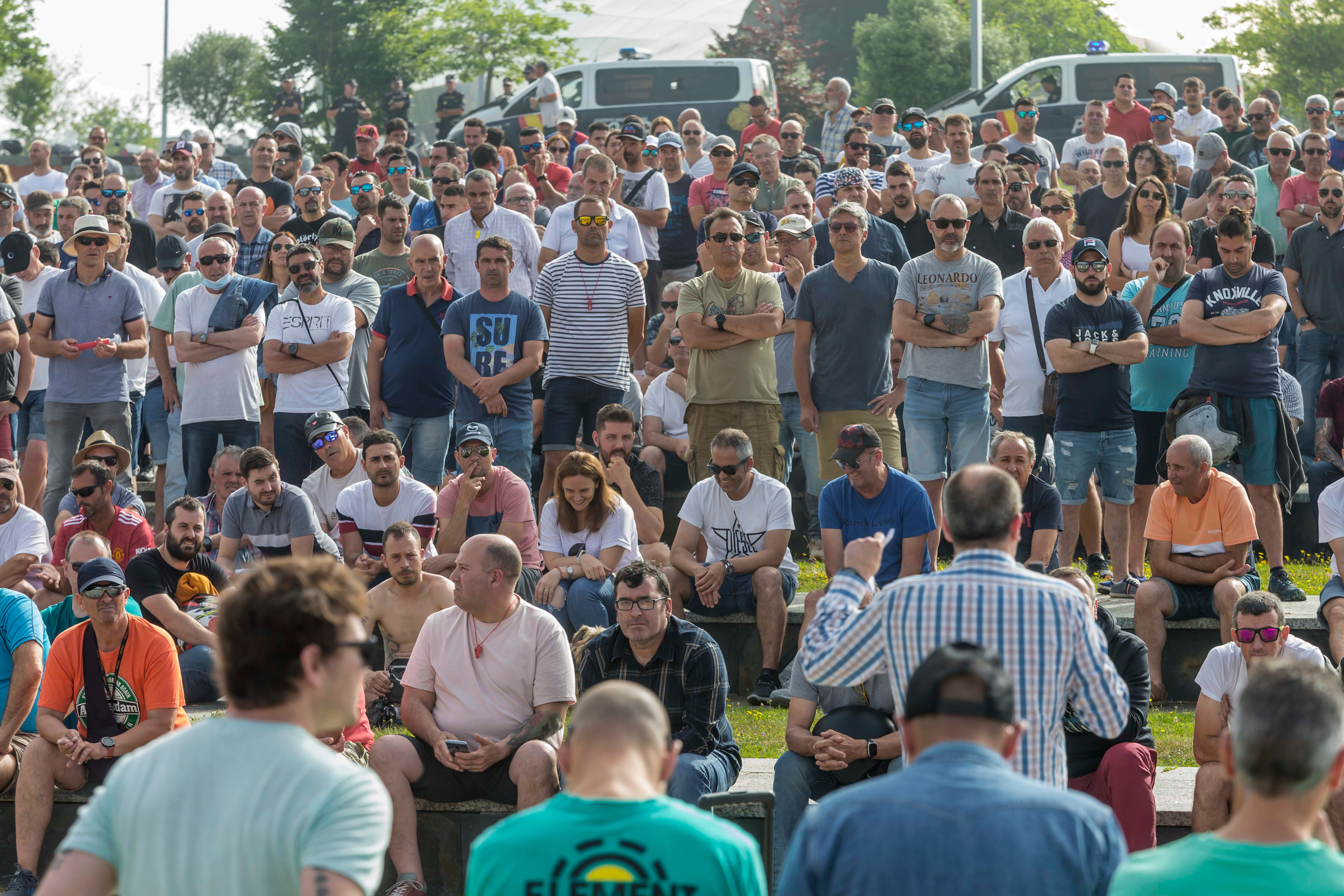 El parque de Las Llamas de Santander ha acogido este miércoles una multitudinaria asamblea de los trabajadores del metal en Cantabria en la decimocuarta jornada de huelga y horas antes de la manifestación de esta tarde (18.00 horas). 