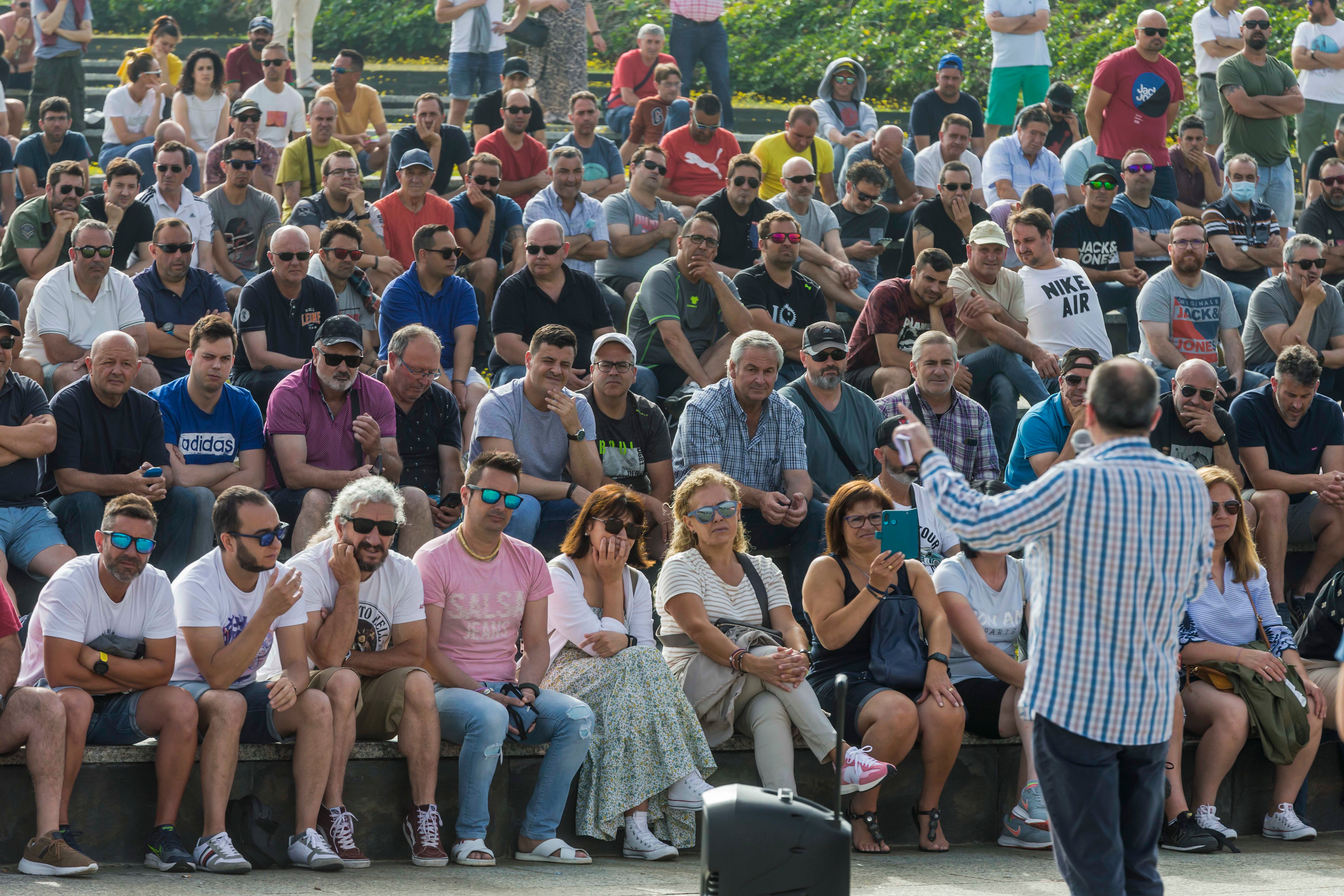 El parque de Las Llamas de Santander ha acogido este miércoles una multitudinaria asamblea de los trabajadores del metal en Cantabria en la decimocuarta jornada de huelga y horas antes de la manifestación de esta tarde (18.00 horas).