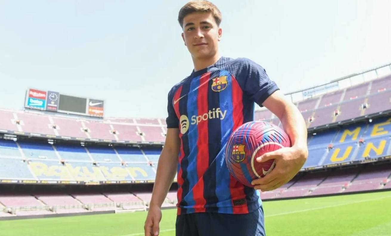 Pablo Torre en el Camp Nou, tras la firma del contrato.