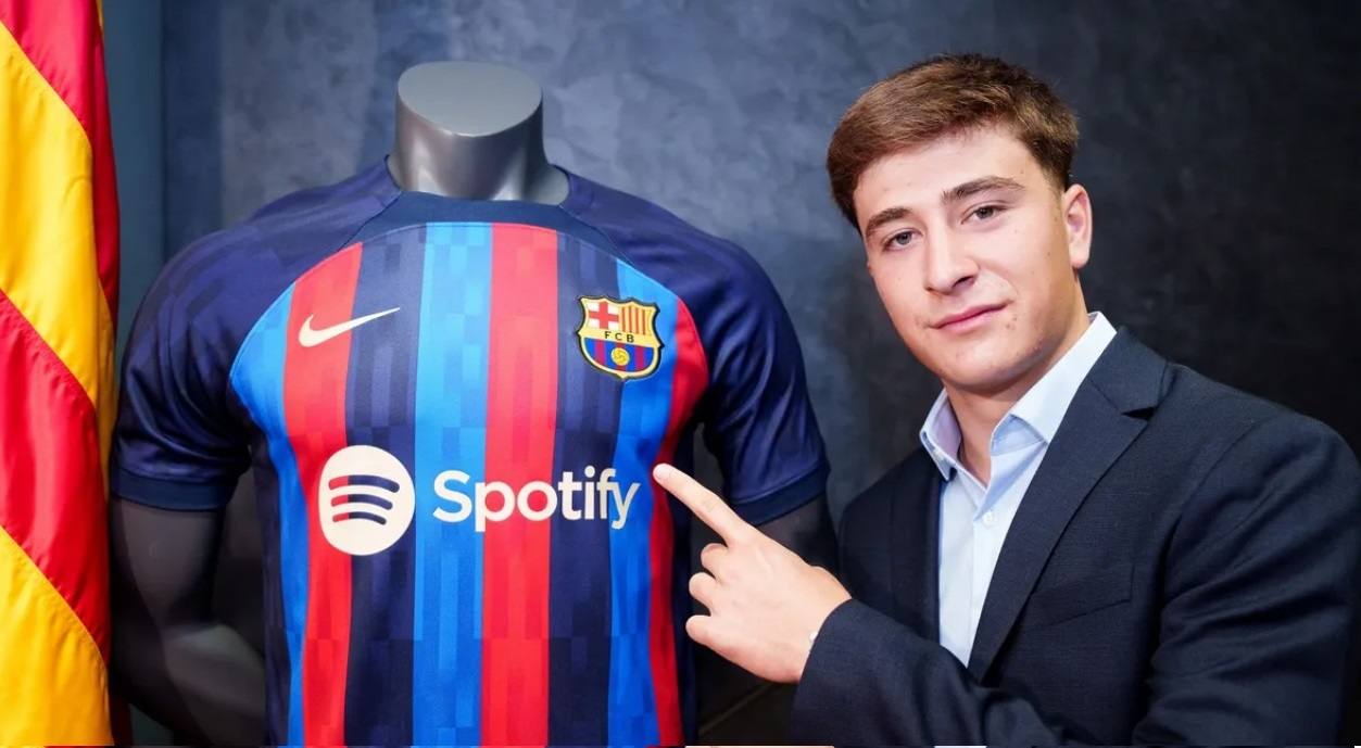 Pablo Torre posa junto a la camiseta del Barça. 