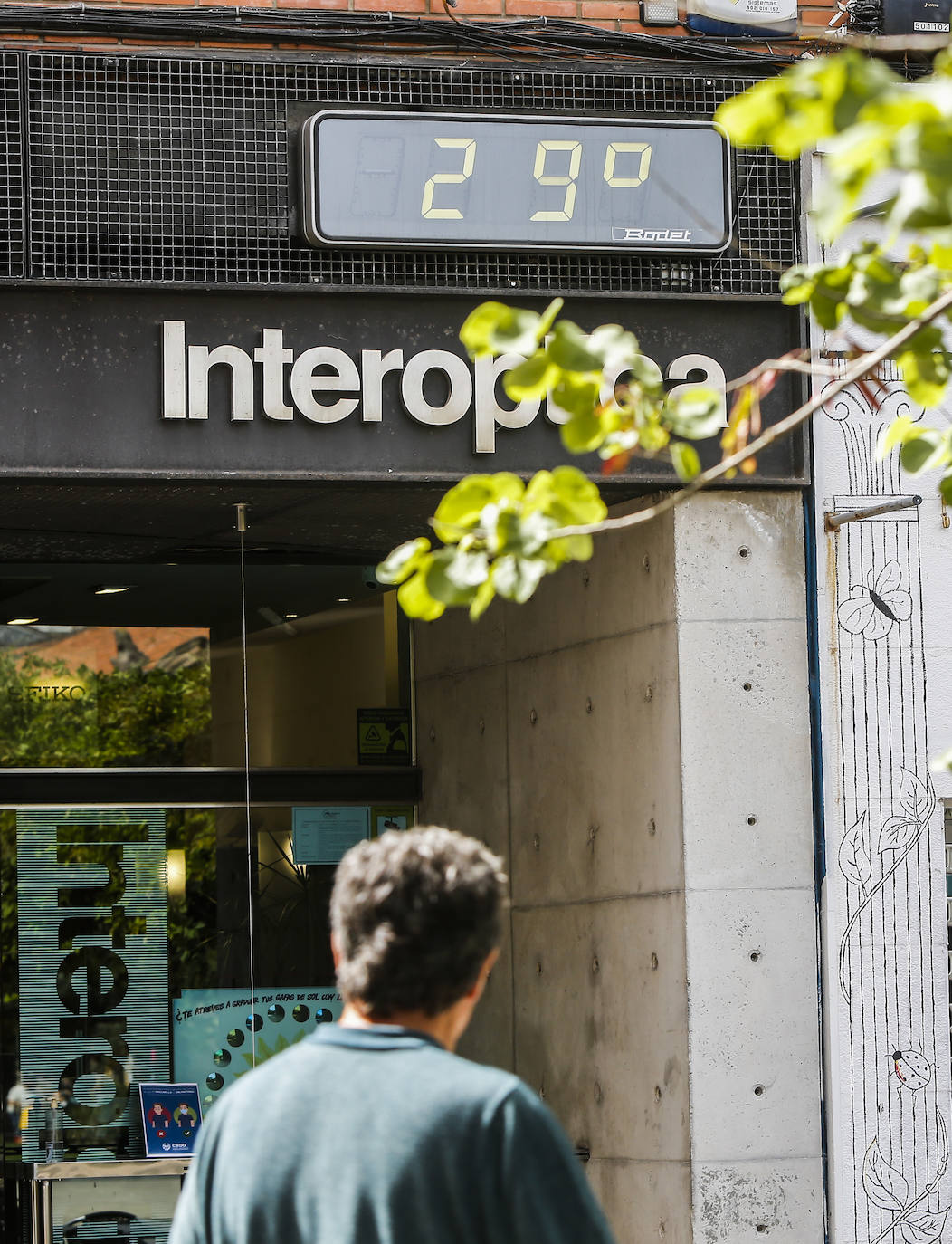 En solo cuatro horas, la temperatura de Torrelavega subió más de diez grados. Antes de las doce del mediodía los termómetros ya rondaban los 30º, en este jueves sofocante en toda la región.