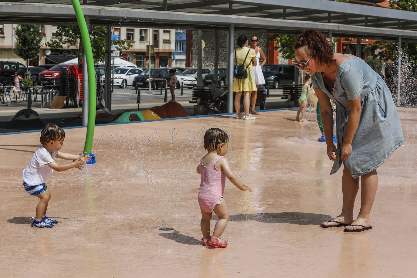 En solo cuatro horas, la temperatura de Torrelavega subió más de diez grados. Antes de las doce del mediodía los termómetros ya rondaban los 30º, en este jueves sofocante en toda la región.