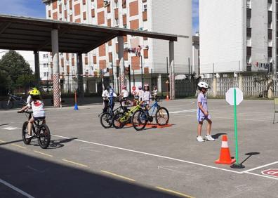 Imagen secundaria 1 - Las actividades les llevaron hasta la explanada del Puntal. Los más pequeños también tuvieron sus clases 