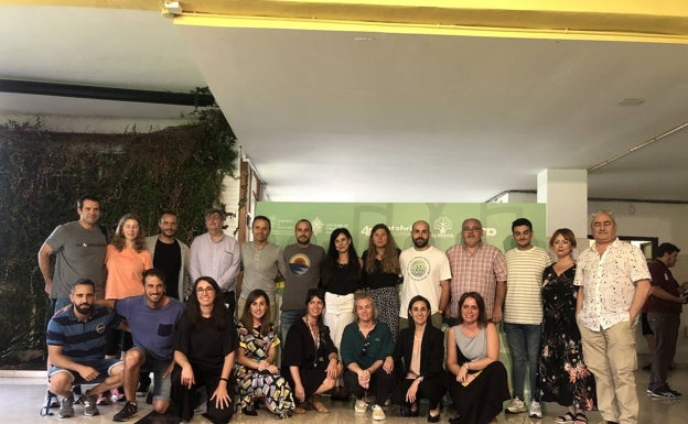 Imagen principal - Arriba plantilla de profesores y, en las imágenes de abajo, alumnas de Artes Gráficas con su profesora. 