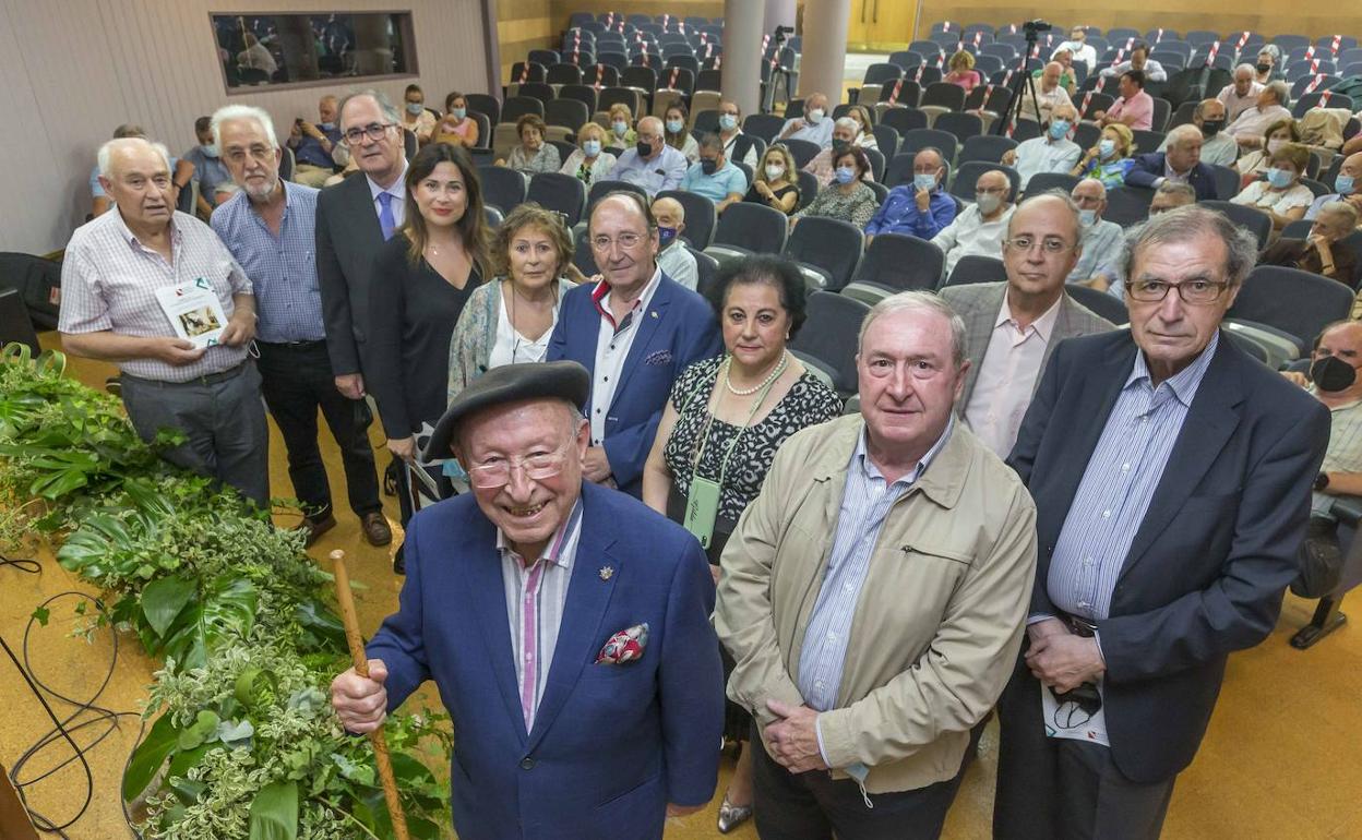 El homenajeado Zacarias Puente, en primer término, y junto a él, Pedro Arce. Detrás, de derecha a izquierda, Manuel Ángel Castañeda, José Antonio Otero, Gilda Ruiloba, Miguel Ángel Díaz, Celia de los Ángeles, Miriam Díaz, Jose Ramón Saiz, Marino Pérez y Amado Zabala. 