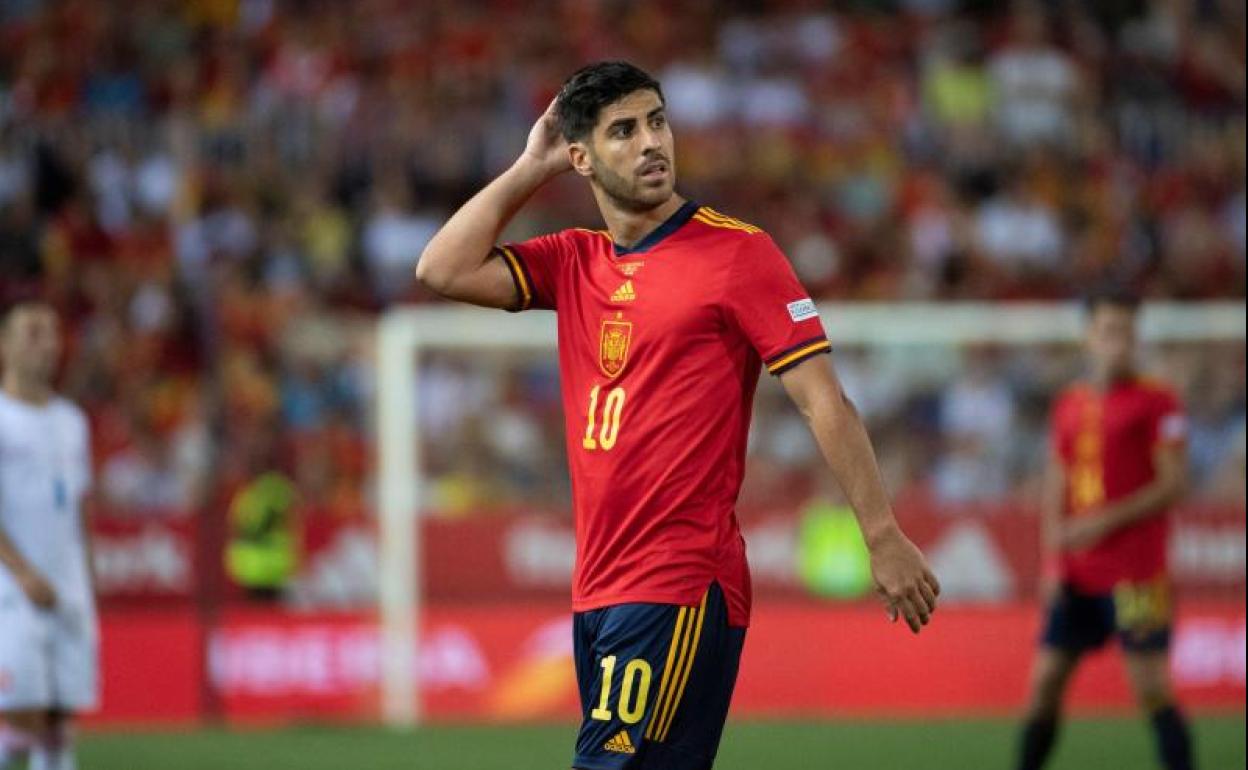 Marco Asensio, durante un partido con la selección española.