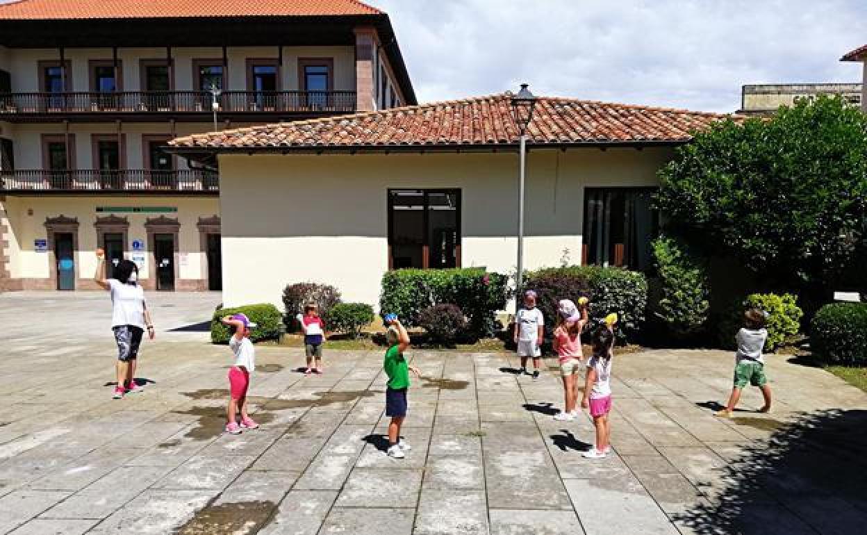 Varios niños participan en las actividades de verano en Comillas. 